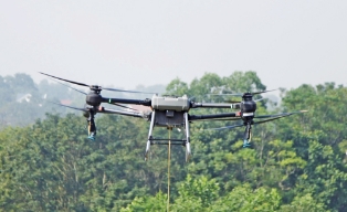 Drone vận chuyển lương thực tiếp tế người dân vùng lũ Bắc Ninh